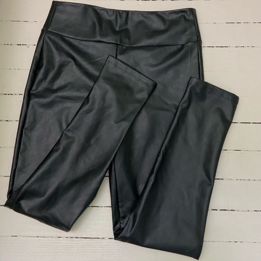 Kendall & Kylie Black Faux Leather leggings size medium Excellent condition